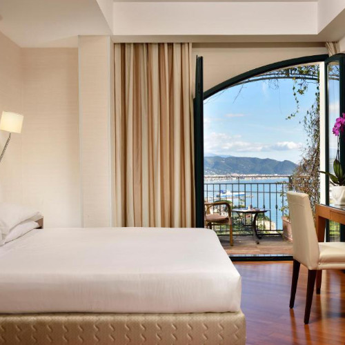 Chambre lumineuse avec balcon privé et vue imprenable sur la côte à Vietri sul Mare.