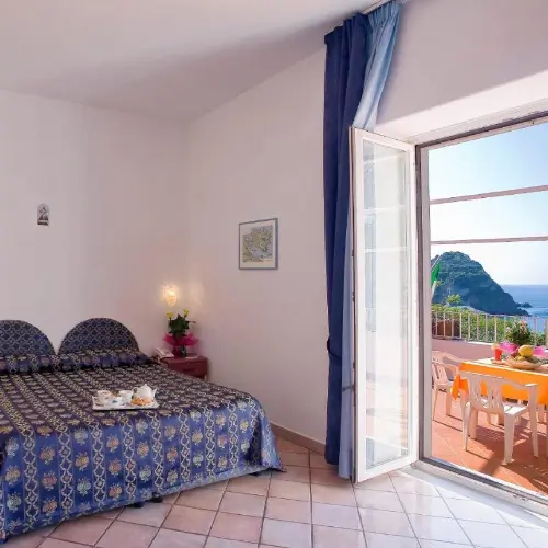 Chambre d'hôtel avec balcon privé offrant une vue panoramique sur Sant'Angelo.