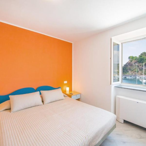 Chambre lumineuse avec vue mer à l'Hôtel Crescenzo sur le port de Procida.