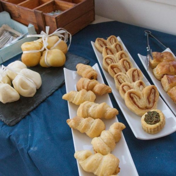 Buffet du petit déjeuner garni de viennoiseries fraîches à l'Hôtel Crescenzo.