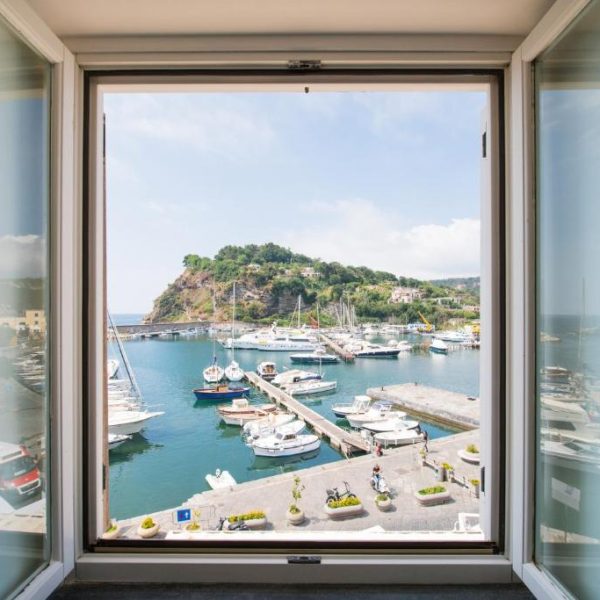 Panorama sur Marina Chiaiolella depuis une fenêtre de l'Hôtel Crescenzo.