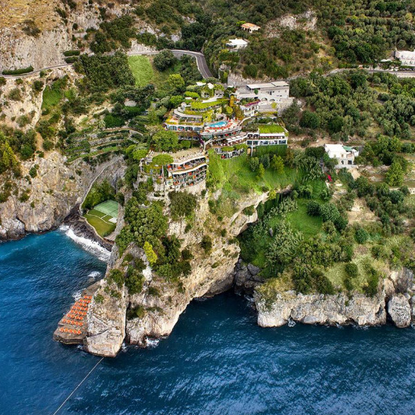 Vue aérienne de l’Hotel San Pietro à Positano perché sur la falaise.