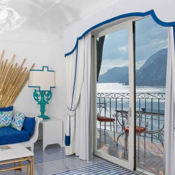 Suite de l’Hotel San Pietro à Positano avec balcon et vue sur la mer.