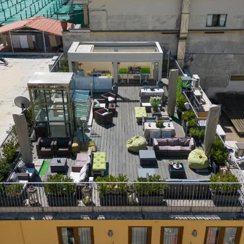 Rooftop de l’Hotel Sorrento City avec salons extérieurs et espace détente.