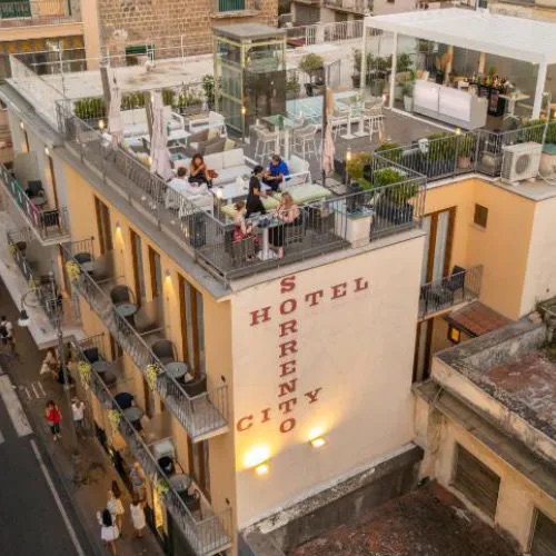Façade de l’Hotel Sorrento City à Sorrente avec terrasse panoramique sur le toit.