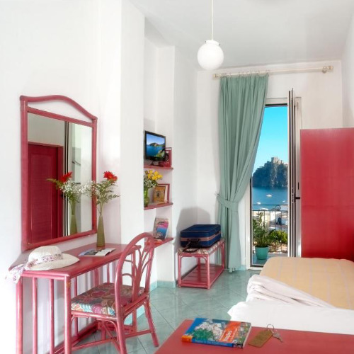 Chambre avec vue sur le Château Aragonais à l'Hôtel Ulisse.