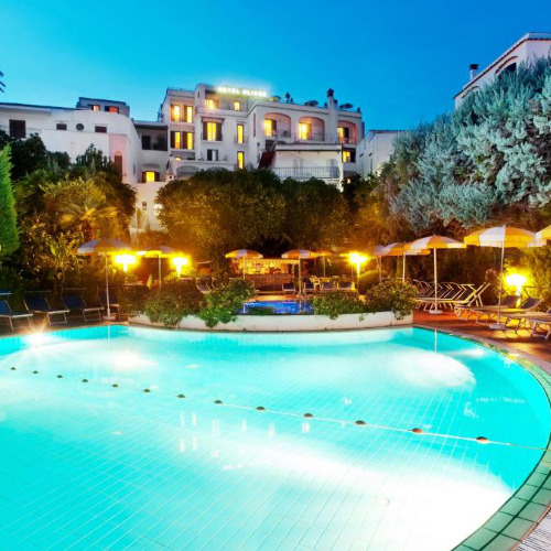 Piscine illuminée de nuit à l'Hôtel Ulisse Ischia.