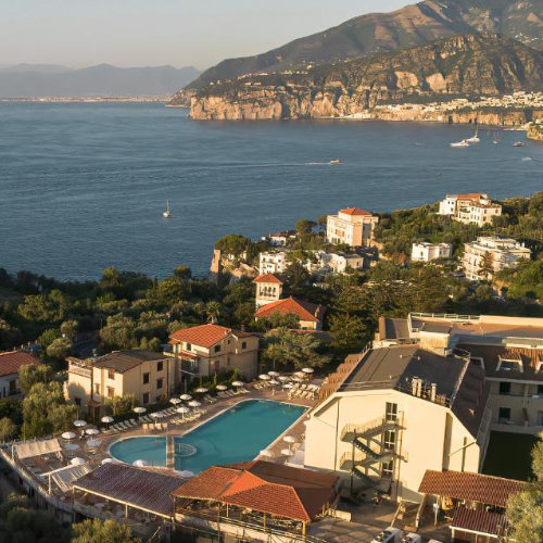 Hotel Vesuvio à Sorrente avec piscine, collines, mer et vue panoramique sur le golfe.