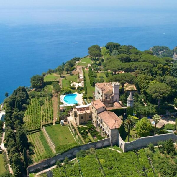 Vue aérienne de l’hôtel Villa Cimbrone à Ravello, entouré de jardins avec vue sur la mer.
