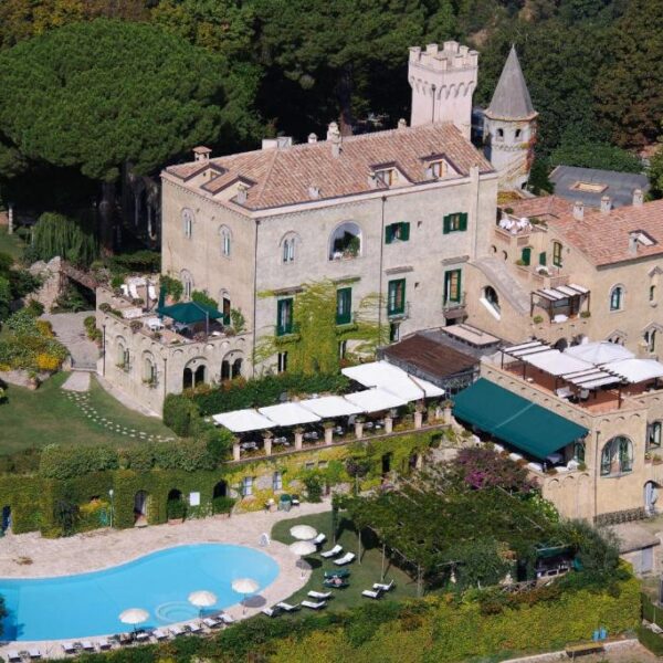 Façade historique de l’hôtel Villa Cimbrone à Ravello avec piscine et jardins.