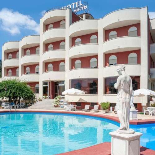 Façade de l'Hôtel Villa dei Misteri à Pompéi avec sa piscine extérieure et une statue classique au premier plan.