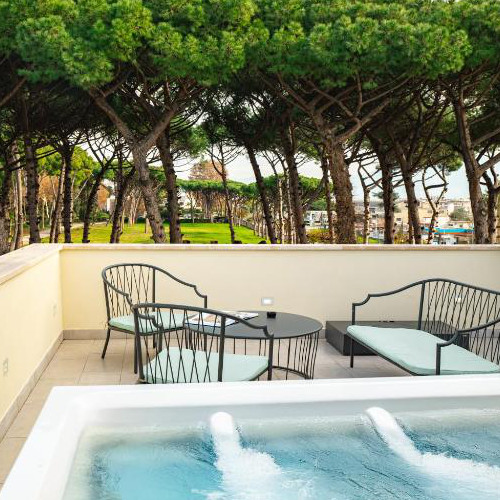 Terrasse avec jacuzzi et vue sur la pinède à l'Hôtel Vittoria, Pompéi.