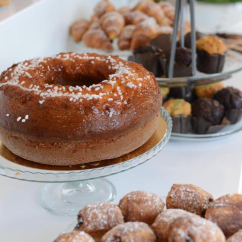 Buffet de petit-déjeuner avec gâteaux et pâtisseries à l'Hôtel Vittoria.