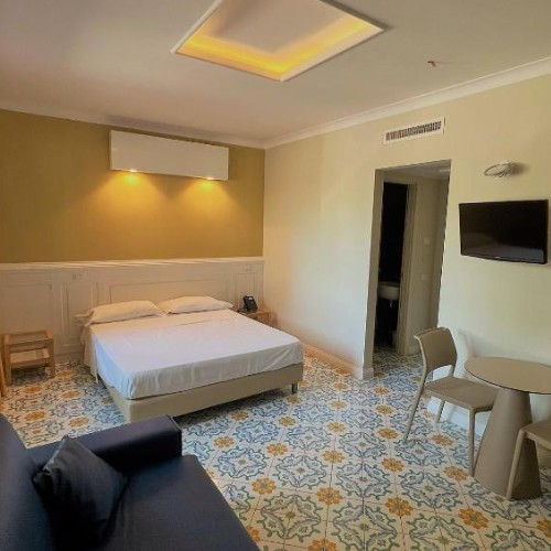 Chambre moderne avec carrelage traditionnel décoré à l'Hôtel Zeus, Pompéi.
