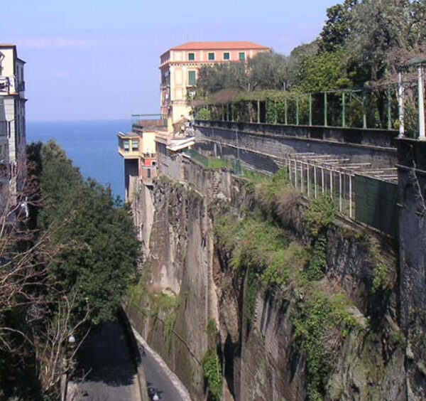 Hôtels près de Piazza Tasso à Sorrente avec falaises, jardins suspendus et vue vers la mer.
