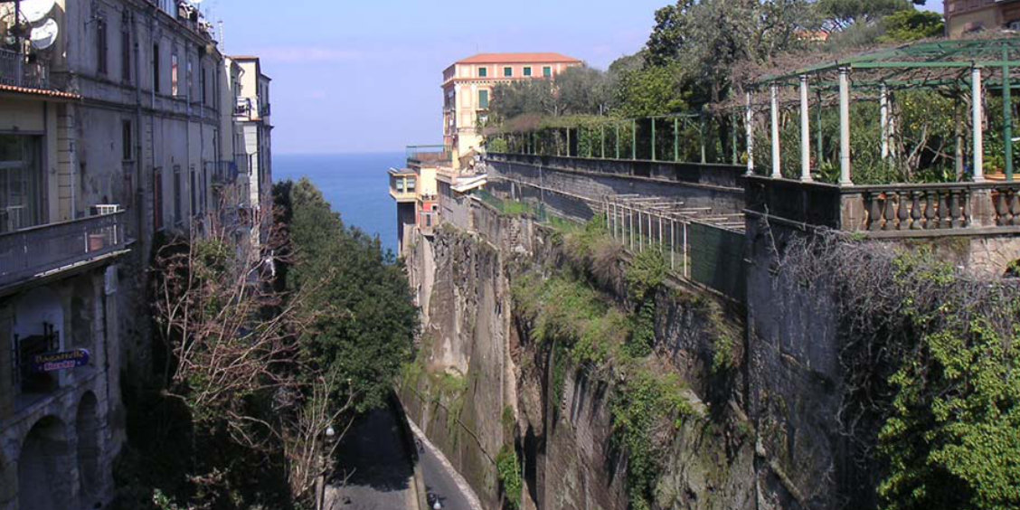 Hôtels près de Piazza Tasso à Sorrente avec falaises, jardins suspendus et vue vers la mer.