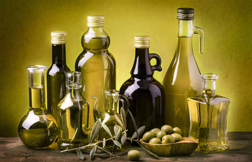 Huile d’olive de Sorrente avec bouteilles, olives et rameau d’olivier.