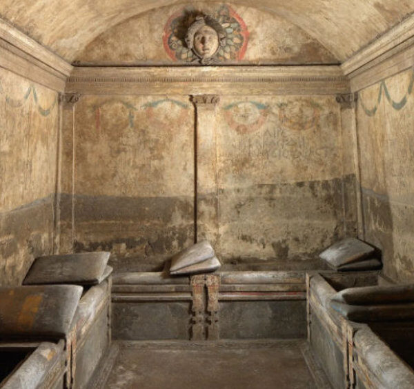 Hypogée des Cristallini à Naples avec tombe antique décorée de fresques et architecture funéraire souterraine.