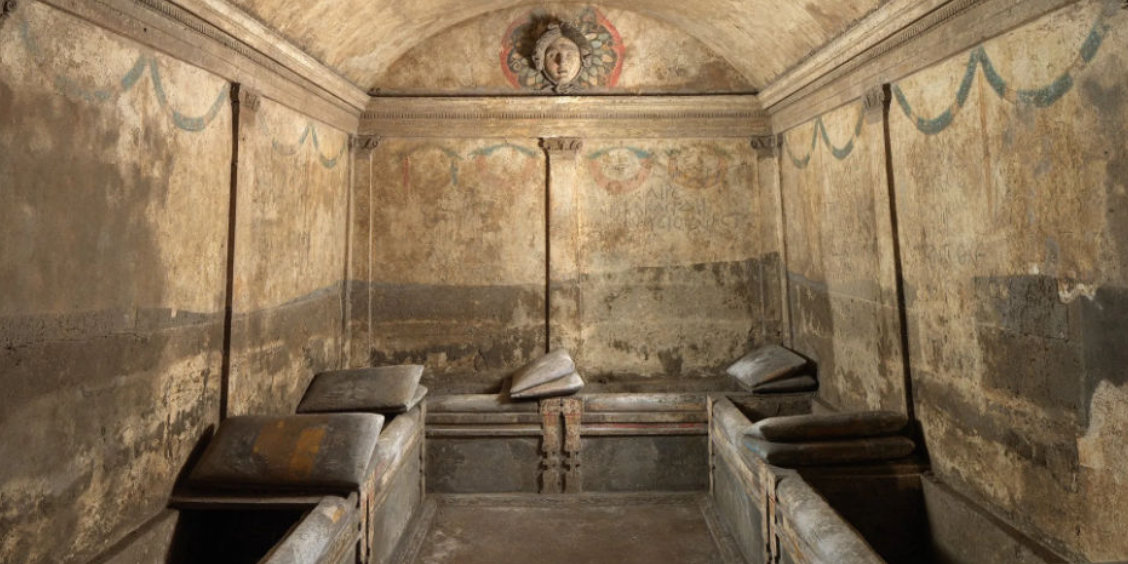 Hypogée des Cristallini à Naples avec tombe antique décorée de fresques et architecture funéraire souterraine.