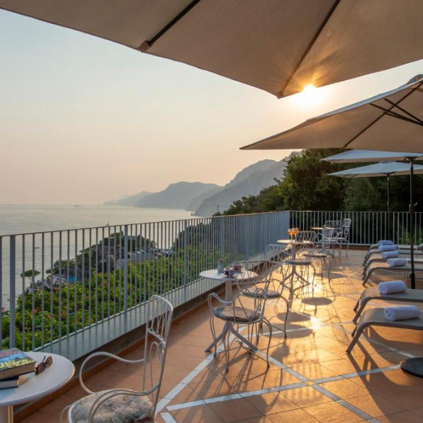 Terrasse panoramique de l’Hotel Il Barilotto à Positano au coucher du soleil.