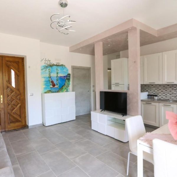 Appartement équipé à Il Violino degli Dei à Agerola avec cuisine et salon confortable sur la Côte Amalfitaine.