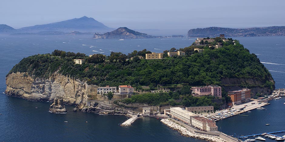 Île de Nisida dans le golfe de Naples avec vue panoramique et relief volcanique.