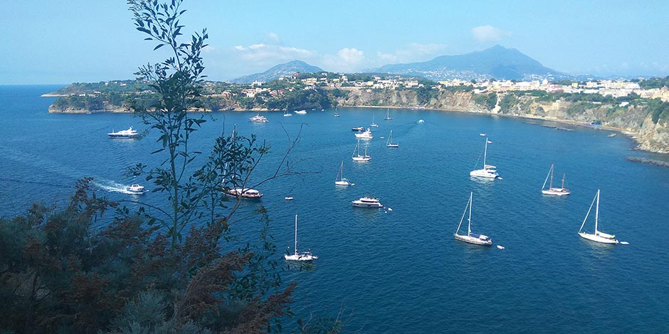 Île de Procida avec son port, ses maisons colorées et la mer Méditerranée.