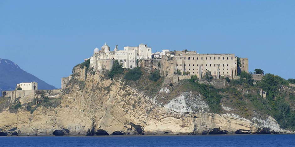 Îlot de Vivara relié à Procida avec falaises et nature préservée dans le golfe de Naples.