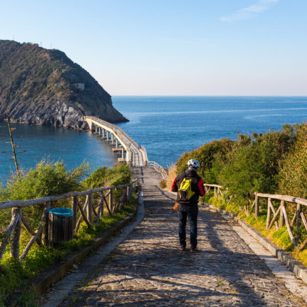 Un marcheur sur le chemin menant au pont de l'île de Vivara à Procida.