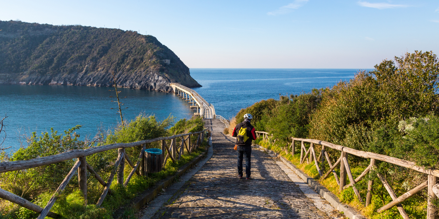 Un marcheur sur le chemin menant au pont de l'île de Vivara à Procida.