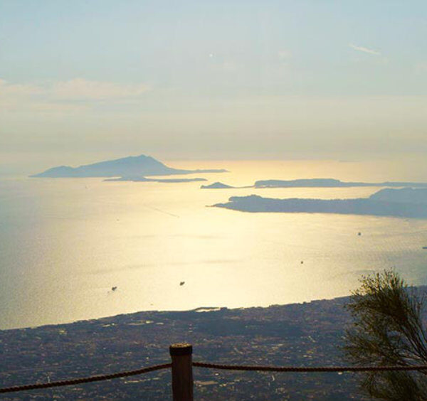 Vue panoramique du golfe de Naples avec les îles au coucher du soleil.