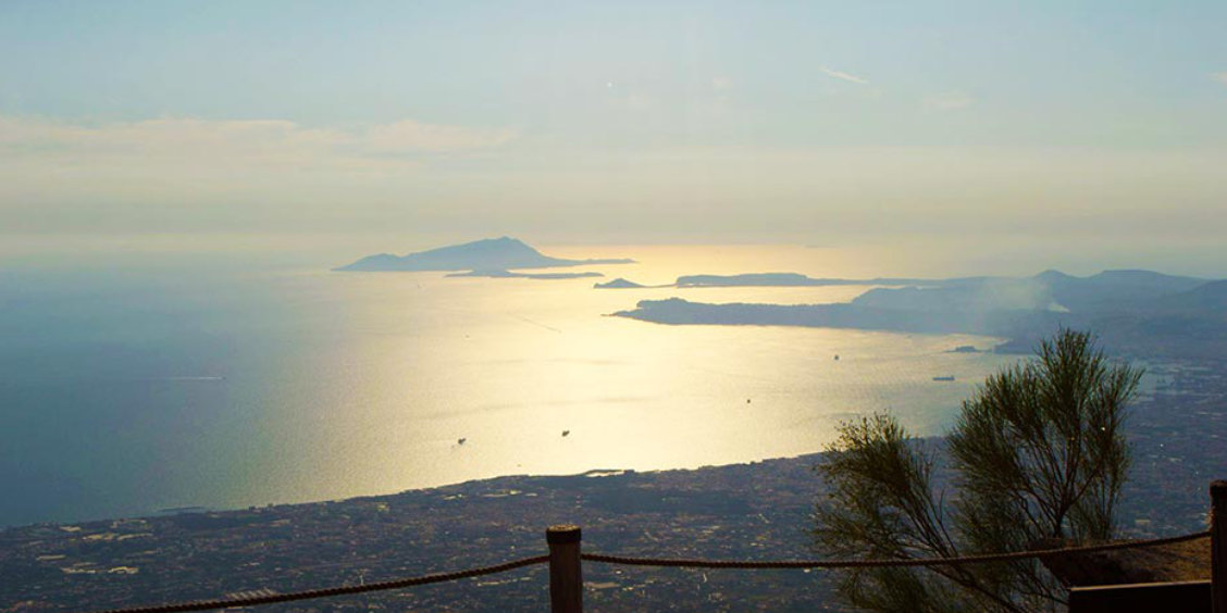 Vue panoramique du golfe de Naples avec les îles au coucher du soleil.