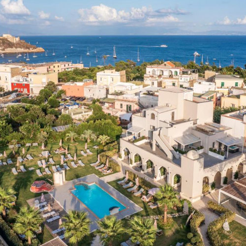 Vue aérienne de l'Insula Boutique Hotel avec piscine et vue sur mer.