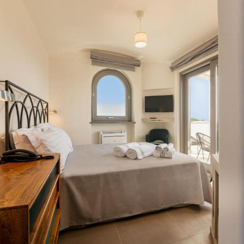 Chambre élégante et lumineuse à l'Insula Boutique Hotel.