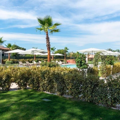 Jardin et espace piscine à l'Insula Boutique Hotel.