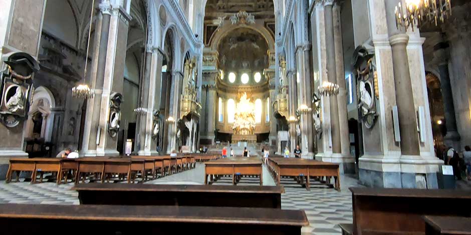 Intérieur de la cathédrale de Naples avec nef, colonnes et décor baroque du Duomo San Gennaro.