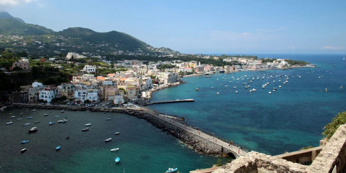 Vue panoramique d'Ischia Ponte et de son pont de pierre depuis le Château Aragonais.
