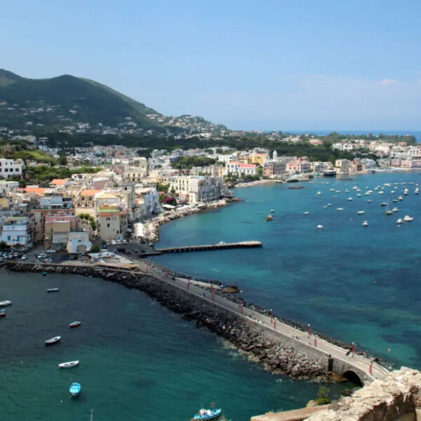 Vue panoramique d'Ischia Ponte et de son pont de pierre depuis le Château Aragonais.