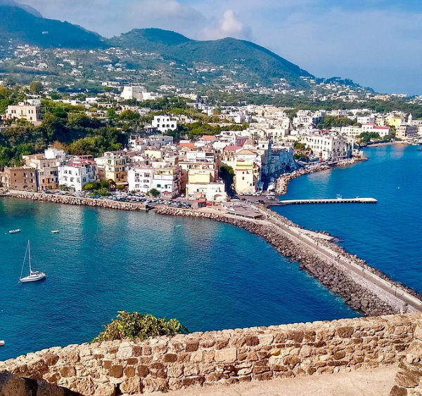 Vue imprenable sur le village côtier d'Ischia Ponte et son pont historique depuis le Château Aragonais.