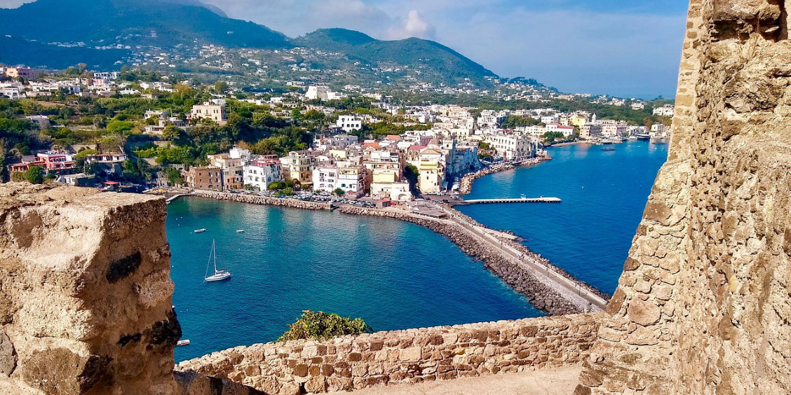 Vue imprenable sur le village côtier d'Ischia Ponte et son pont historique depuis le Château Aragonais.