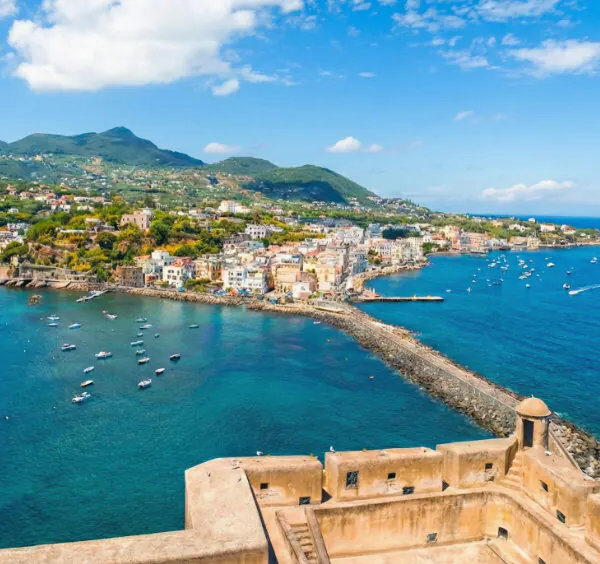 Vue panoramique d'Ischia Ponte et du pont de pierre depuis le Château Aragonais.