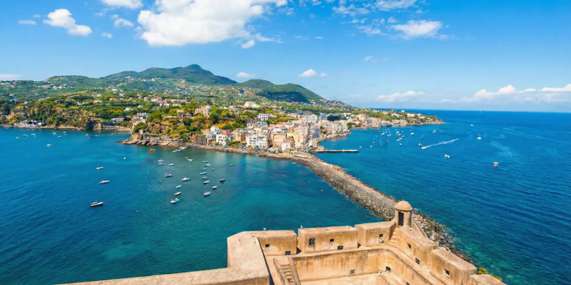 Vue panoramique d'Ischia Ponte et du pont de pierre depuis le Château Aragonais.