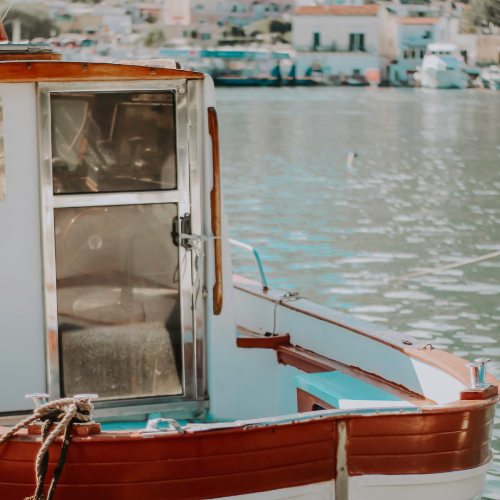 Bateau traditionnel en bois amarré dans le port d'Ischia Porto.