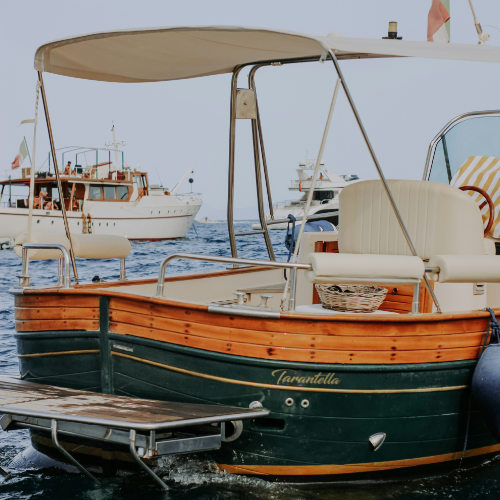 Le bateau en bois naviguant sur les eaux bleues d'Ischia Porto.