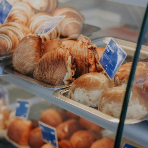 Vitrine d'une boulangerie d'Ischia Porto présentant des sfogliatelles et autres pâtisseries italiennes.