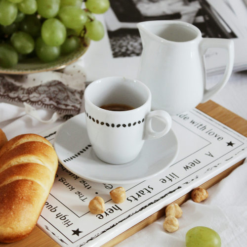 Petit-déjeuner méditerranéen avec espresso, croissant et raisins à Ischia Porto.