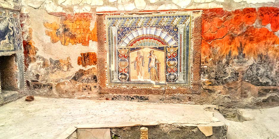 Mosaïque romaine dans les ruines d’Herculanum, vestige antique du site archéologique près de Naples.