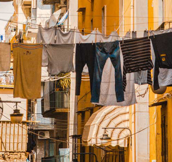 Ruelles du centre historique de Naples avec linge suspendu entre les immeubles, ambiance typique napolitaine.