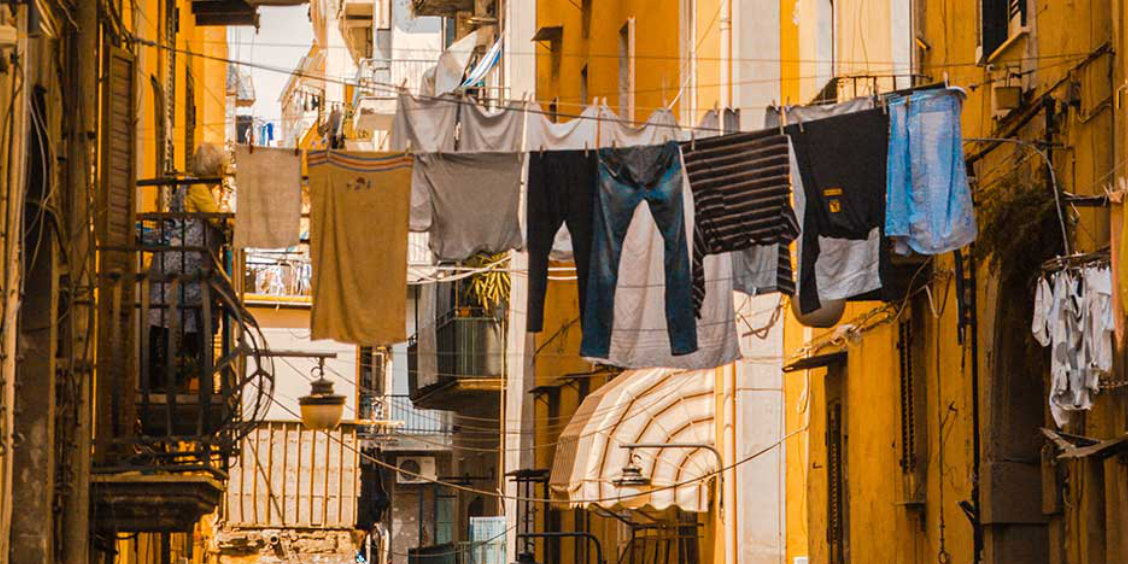 Ruelles du centre historique de Naples avec linge suspendu entre les immeubles, ambiance typique napolitaine.