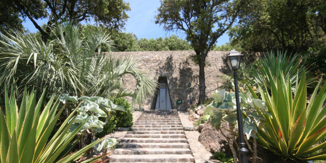 Escalier en pierre menant à une porte triangulaire dans les Jardins de la Mortella à Ischia.